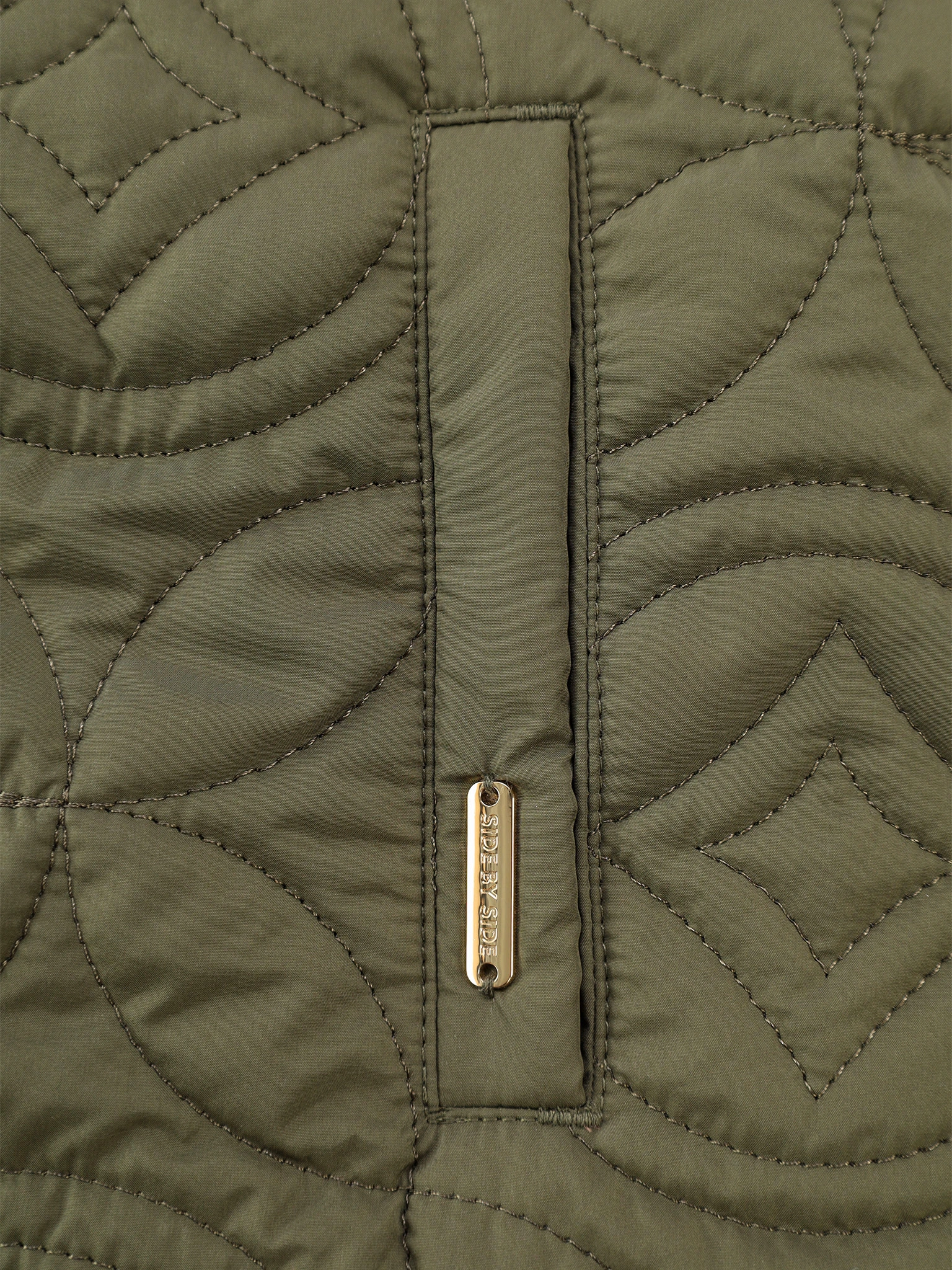 Жилет цвета хаки с фигурной стежкой